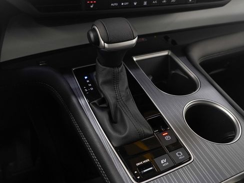 Used 2025 Toyota Sienna XLE image 24