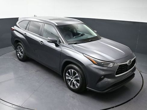 Used 2024 Toyota Highlander XLE image 28