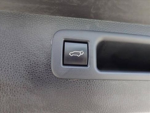 Used 2021 Toyota Highlander LE AWD/4WD image 9