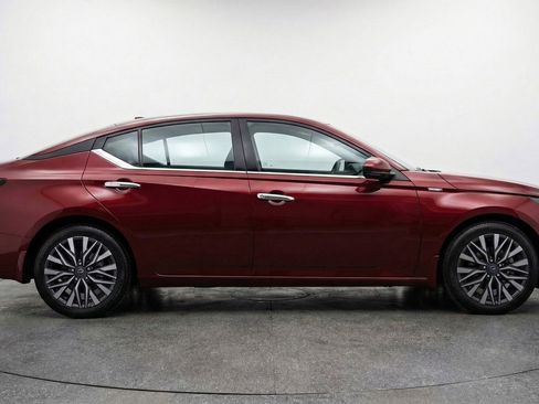 Used 2025 Nissan Altima 2.5 SV FWD image 11