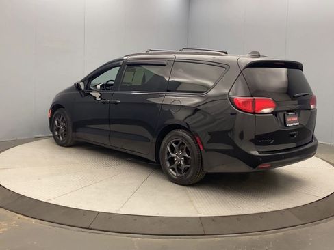 Used 2019 Chrysler Pacifica Touring-L w/ S Appearance Package FWD image 3