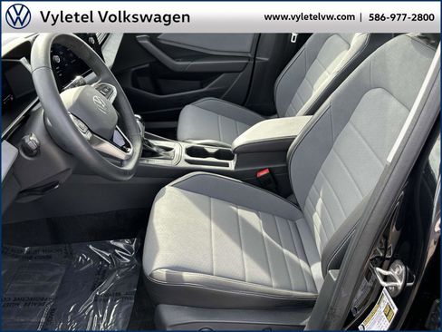 Certified 2025 Volkswagen Jetta SE w/ Sunroof Package image 17
