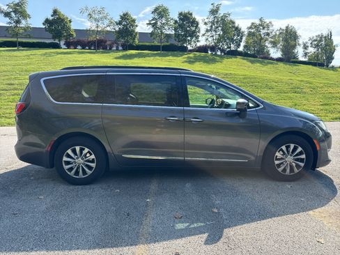 Used 2017 Chrysler Pacifica Touring-L FWD image 6