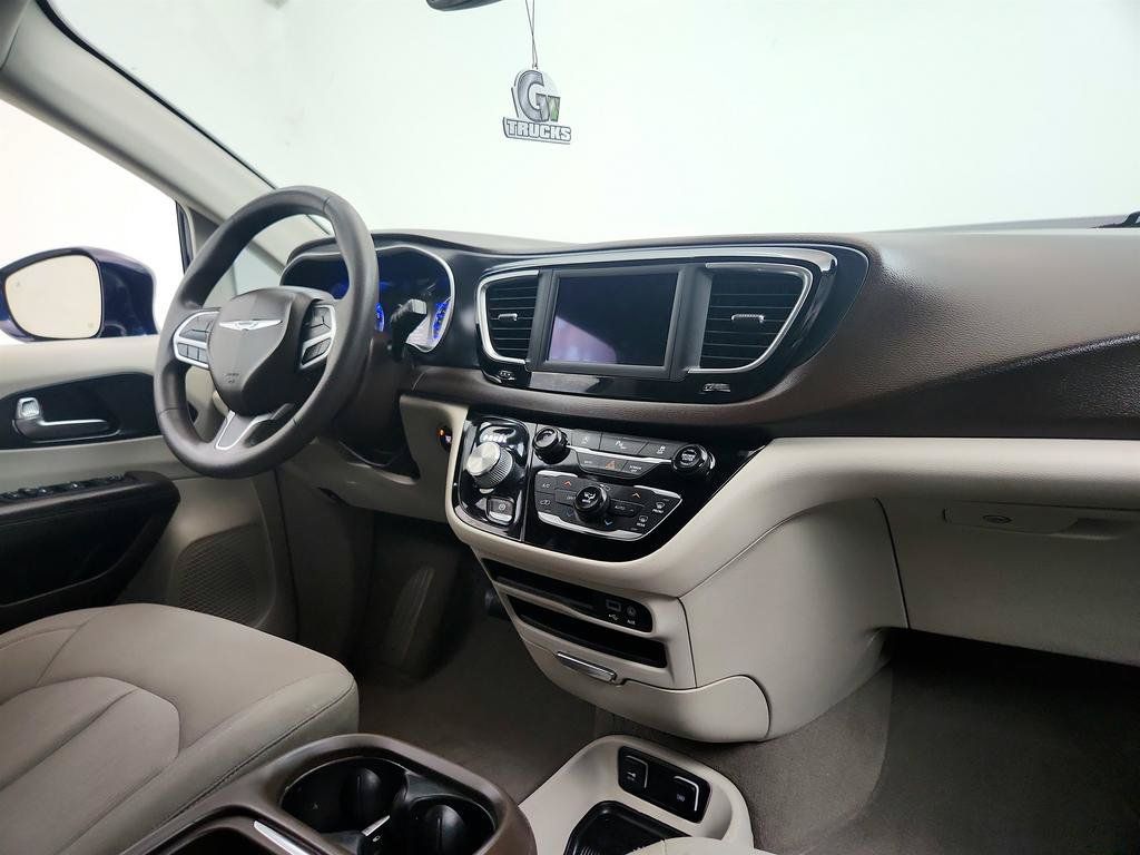 Used 2020 Chrysler Pacifica Touring FWD image 25
