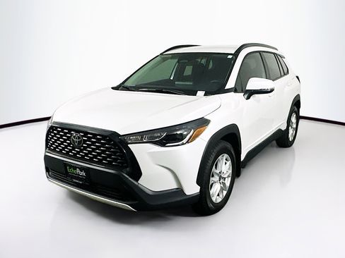 Used 2023 Toyota Corolla Cross LE image 2