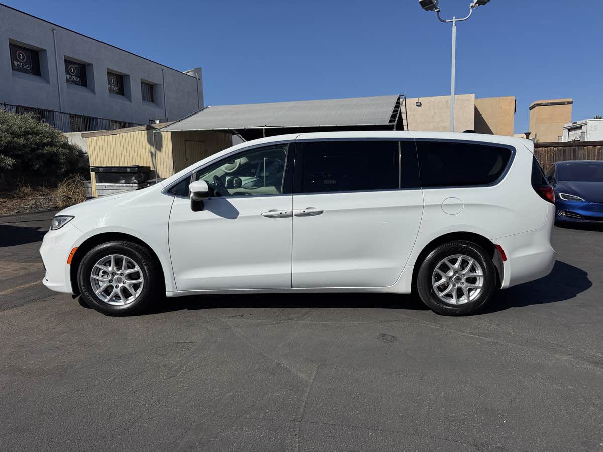 Used 2023 Chrysler Pacifica Touring-L FWD image 7