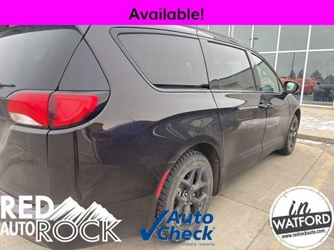 Used 2018 Chrysler Pacifica Touring-L w/ Premium Audio Group image 2