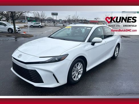 Used 2025 Toyota Camry LE image 11