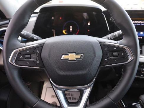 Used 2025 Chevrolet Trax LT w/ LT Convenience Package image 10