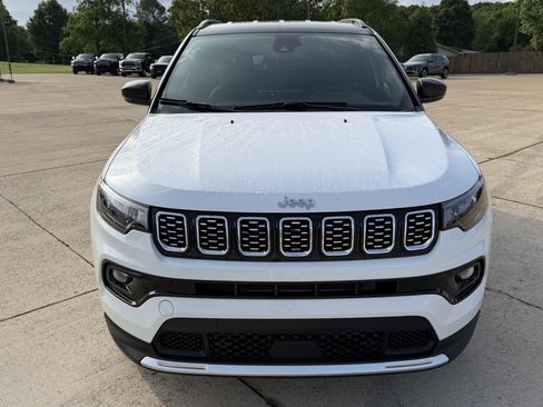 Used 2025 Jeep Compass Limited AWD/4WD image 3