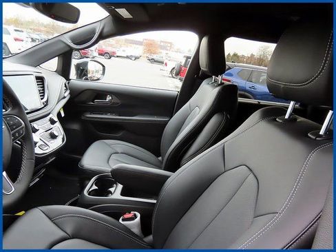 New 2026 Chrysler Pacifica Select image 14