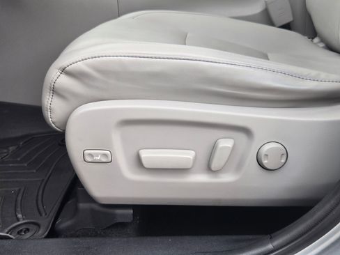 Used 2019 Toyota Highlander XLE FWD image 23