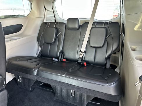 Used 2024 Chrysler Pacifica Touring-L image 20