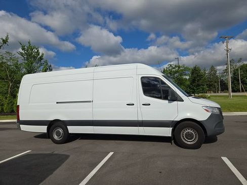 Used 2022 Mercedes-Benz Sprinter 2500 image 2