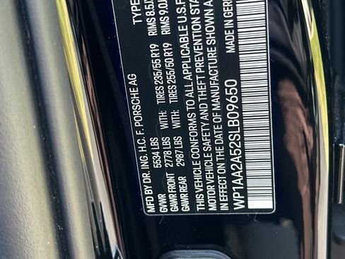 Certified 2025 Porsche Macan AWD/4WD image 33