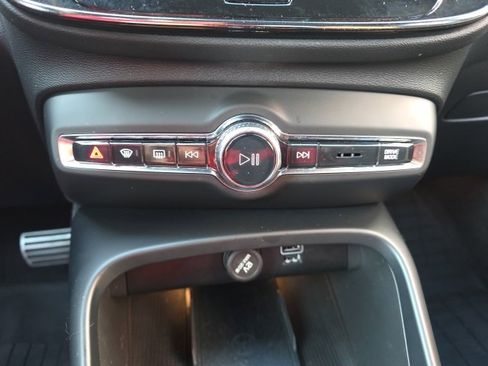 Used 2022 Volvo XC40 T5 R-Design w/ Protection Package Premier image 20