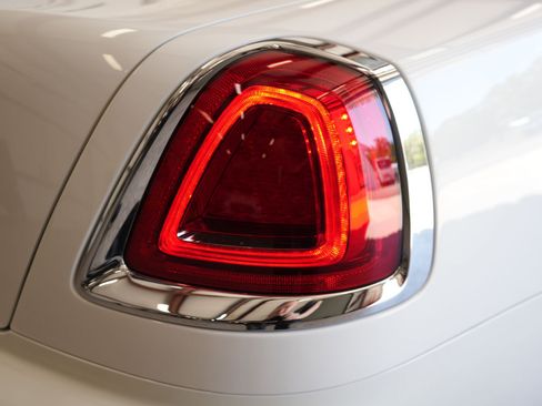 Used 2017 Rolls-Royce Dawn image 39