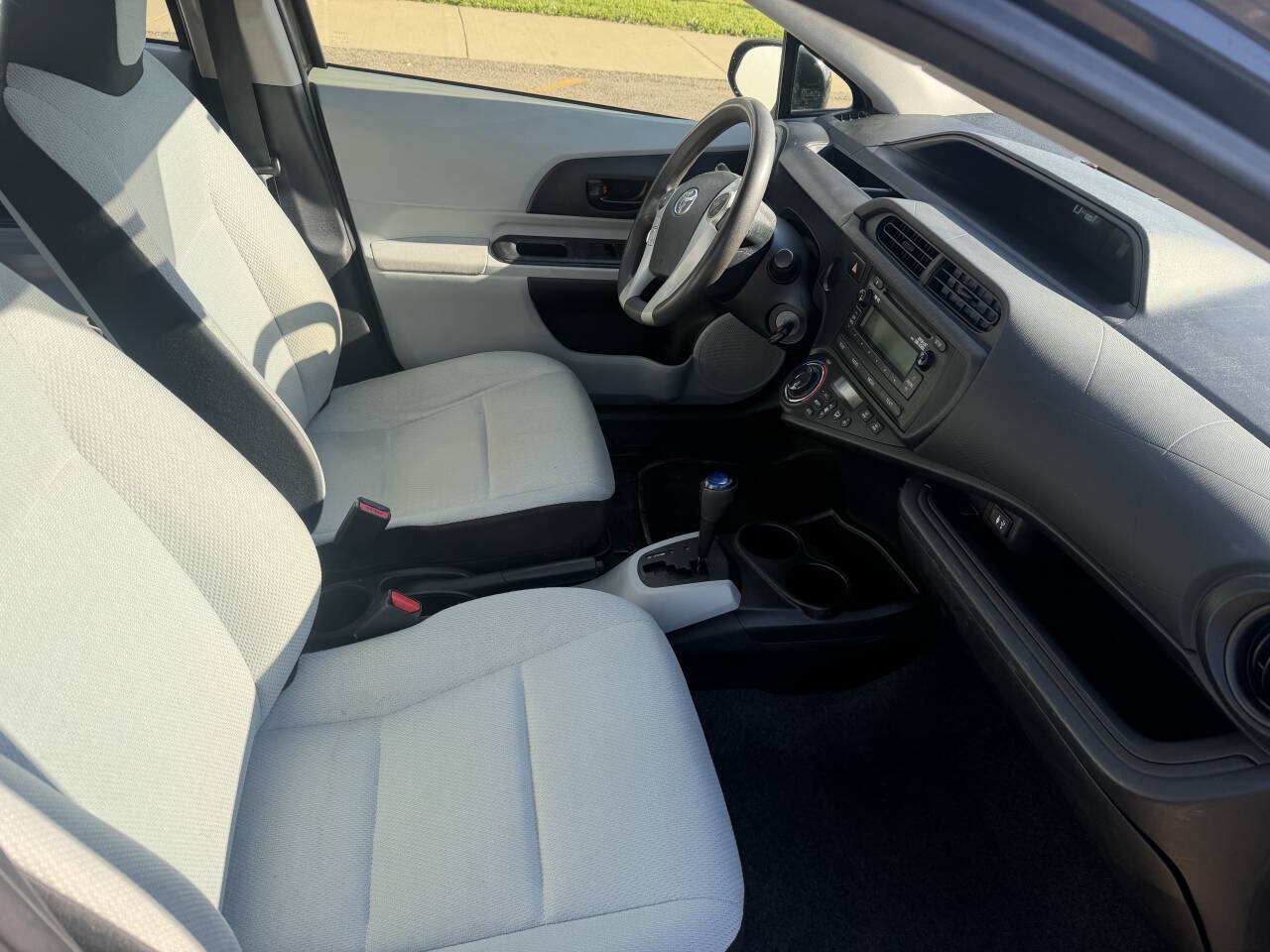 Used 2014 Toyota Prius C One FWD image 9