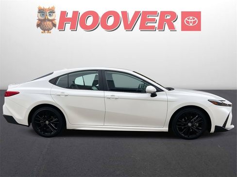 Used 2025 Toyota Camry SE image 2