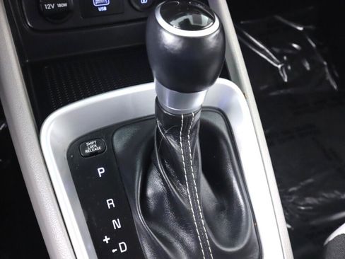 Used 2021 Hyundai Venue SEL FWD image 24