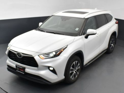 Used 2022 Toyota Highlander XLE image 19