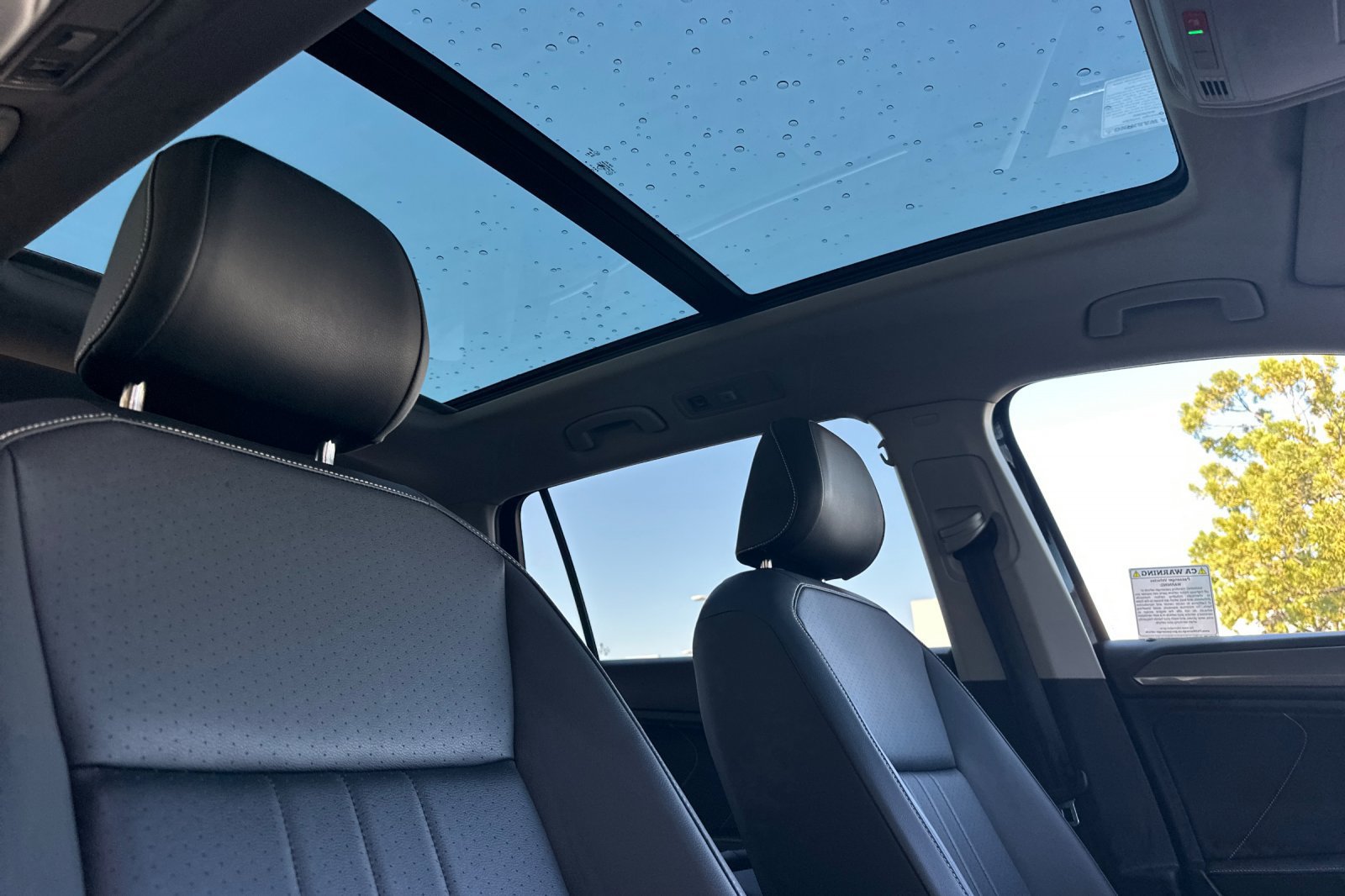 Used 2023 Volkswagen Tiguan SE w/ Panoramic Sunroof Package FWD image 18