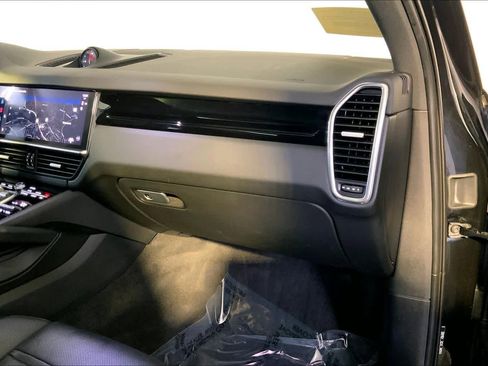 Used 2022 Porsche Cayenne image 22