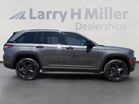 Used 2022 Jeep Grand Cherokee Altitude AWD/4WD image 6