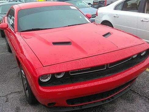Used 2016 Dodge Challenger SXT image 5