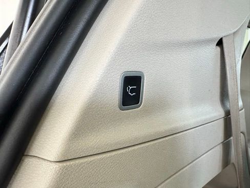 Used 2022 Chrysler Pacifica Touring-L image 39