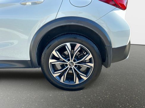 Used 2017 INFINITI QX30 Premium w/ Navigation Package image 11