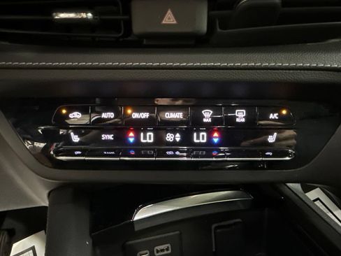 Used 2022 Buick Envision Preferred AWD/4WD image 32