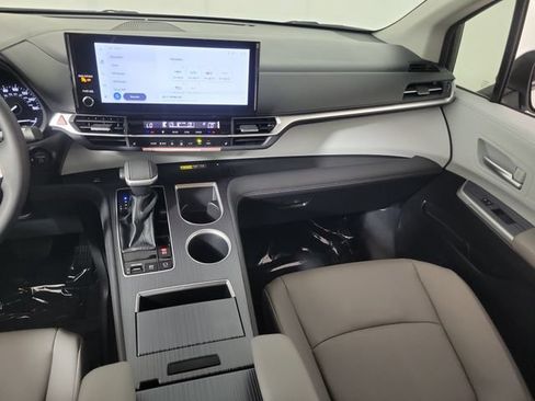 Used 2026 Toyota Sienna XLE FWD image 17