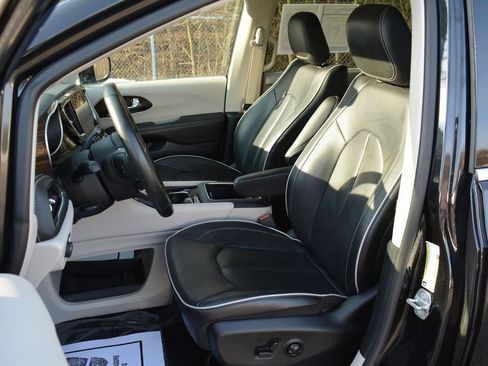 Used 2022 Chrysler Pacifica Limited image 10