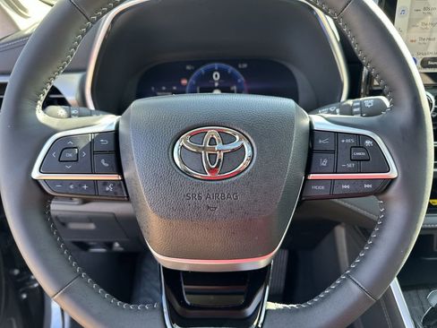 Used 2025 Toyota Highlander Platinum image 21
