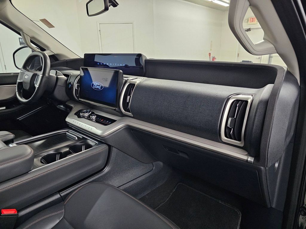 Used 2025 Ford Expedition Active AWD/4WD image 11