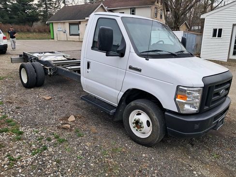 Used 2018 Ford E-450 and Econoline 450 Super Duty w/ Power Windows & Locks Group RWD image 1