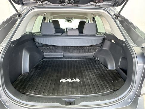 Used 2022 Toyota RAV4 LE FWD image 17