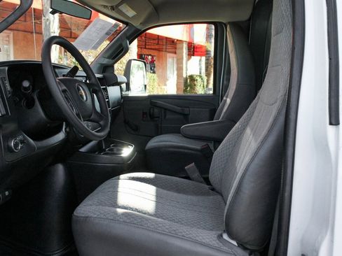 Used 2016 Chevrolet Express 4500 w/ Chrome Appearance Package image 16