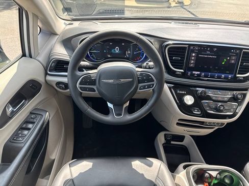 Used 2024 Chrysler Pacifica Limited FWD image 26