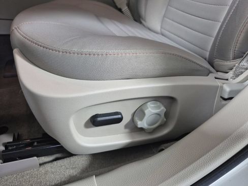Used 2011 Ford Taurus SE FWD image 8