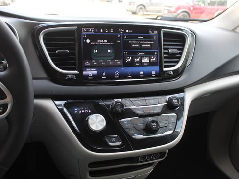 Used 2024 Chrysler Pacifica Touring-L FWD image 15