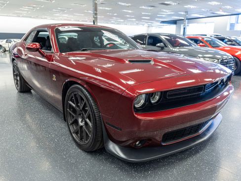 Used 2017 Dodge Challenger R/T Scat Pack w/ Driver Convenience Group RWD image 3