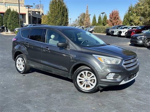 Used 2017 Ford Escape SE image 2