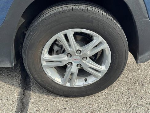 Used 2024 GMC Terrain SLE w/ Driver Convenience Package image 10