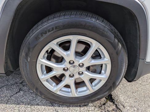 Used 2015 Jeep Cherokee Latitude FWD image 12