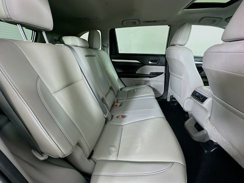 Used 2019 Toyota Highlander XLE AWD/4WD image 41