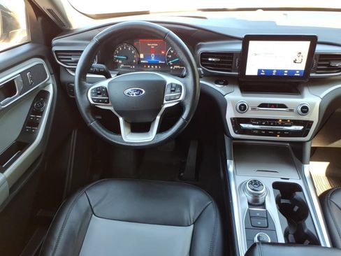 Used 2022 Ford Explorer XLT w/ Equipment Group 202A AWD/4WD image 16