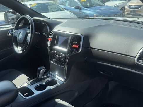 Used 2018 Jeep Grand Cherokee Laredo AWD/4WD image 27