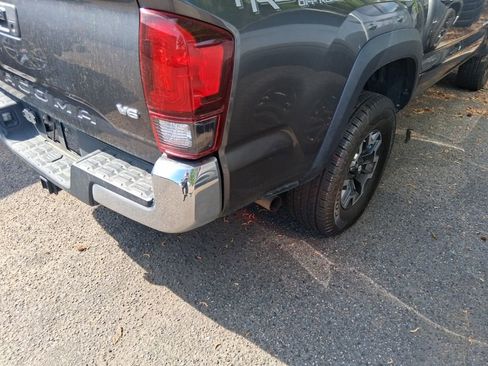 Used 2018 Toyota Tacoma TRD Off-Road AWD/4WD image 7